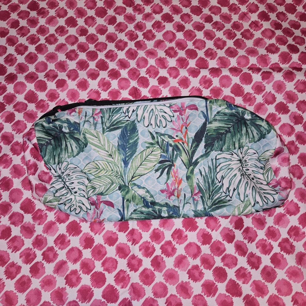 Water Repellent Rowley Floral Print Indoor/Out Reversible Blanket ‎ 60" x 70"